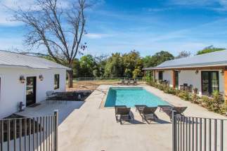 Pool/Courtyard